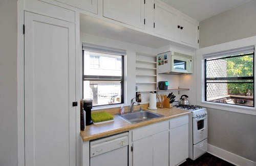East End Apartment | East End Craftsman Studio Apt