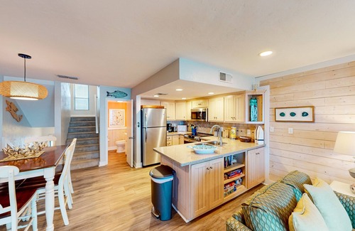 East End Condo | East-end SGI condo with Gulf views, beach access, on-site pool, & private W/D