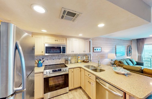 East End Condo | East-end SGI condo with Gulf views, beach access, on-site pool, & private W/D