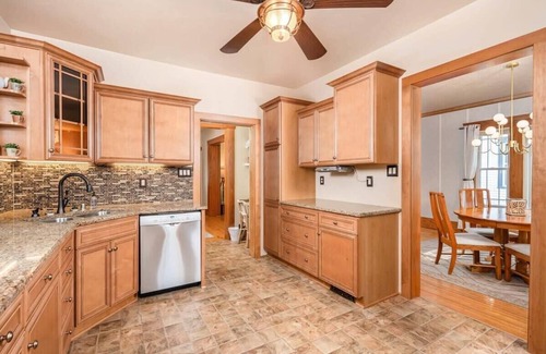 Oshkosh House | East Hall Park Escape - 3 Bedroom Family Home