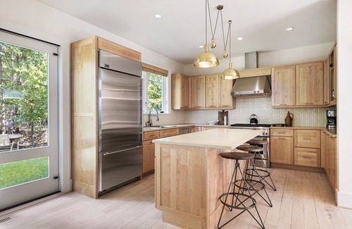 Barnes Landing House | East Hampton: Chic 4 bed, Water Views, Walk to Beach, 5 min drive to Amagansett