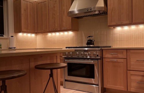 Barnes Landing House | East Hampton: Chic 4 bed, Water Views, Walk to Beach, 5 min drive to Amagansett