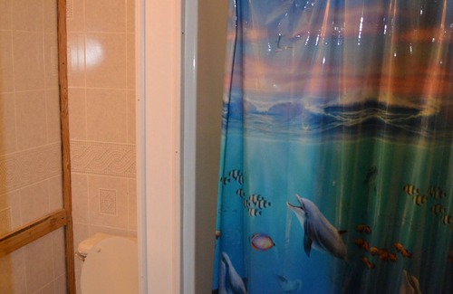 Morehead City Cabin | East Lodge - Group Friendly! Free Wifi and Cable TV included