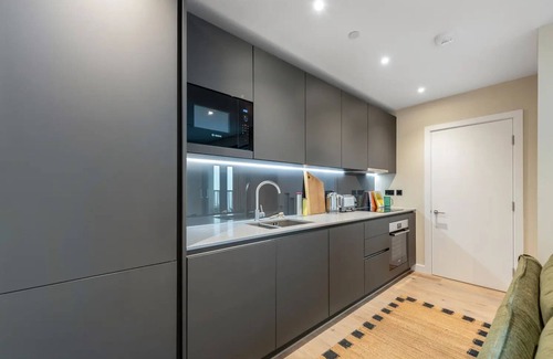Bromley North Apartment | East London Skyline Retreat