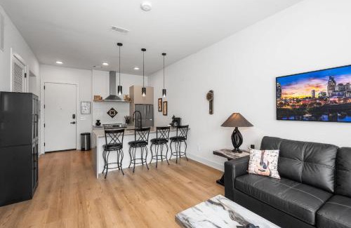 Inglewood House | East Nash Condo for 4 with Public Rooftop Near DT
