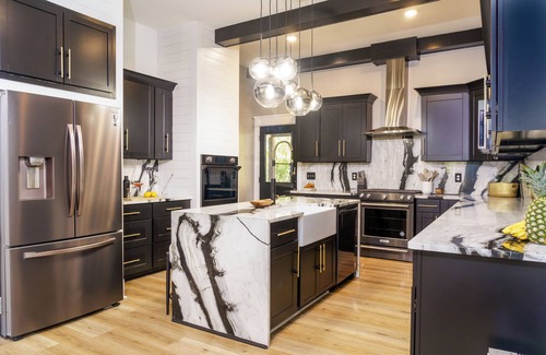 Inglewood House | East Nashville Luxury Group Stay 5BR w/Theater Near Broadway