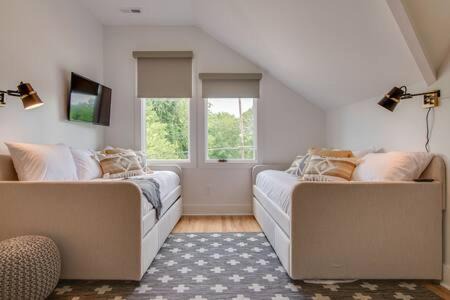Greenwood House | East Nashville Retreat for 10 Guests