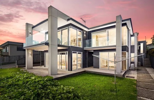 Bucklands Beach House | East Nest Home stay