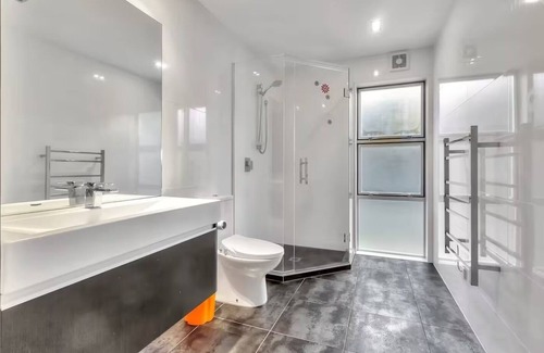 Bucklands Beach House | East Nest Home stay