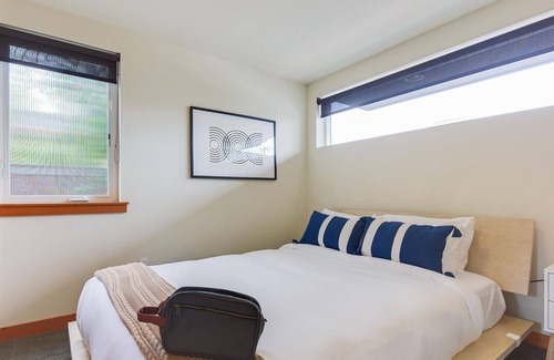 East Queen Anne Apartment | East Queen Anne 3BR near Iconic Seattle Sites
