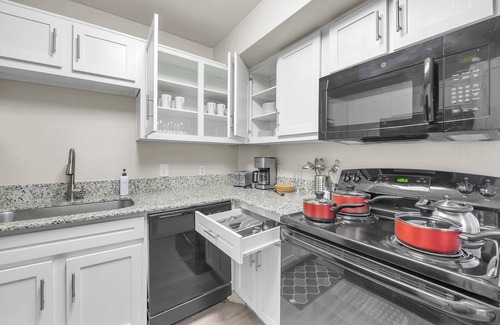 Pleasant Valley Apartment | East Riverside Serenity: Spacious 4 BR/4 BA Haven