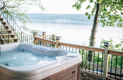 Burdett House | East Side Lake House Spacious home. Drift Away.