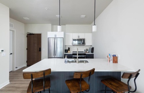 Lower East Side Apartment | East Side Luxury 1BR Apt - Near Brady St with Balcony and Lounge