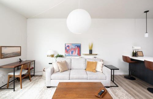 Lower East Side Apartment | East Side Luxury 1BR Apt - Near Brady St with Balcony and Lounge