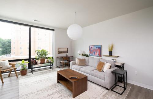 Lower East Side Apartment | East Side Luxury 1BR Apt - Near Brady St with Balcony and Lounge