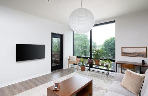 Lower East Side Apartment | East Side Luxury 1BR Apt - Near Brady St with Balcony and Lounge