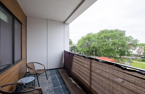 Lower East Side Apartment | East Side Luxury 1BR Apt - Near Brady St with Balcony and Lounge