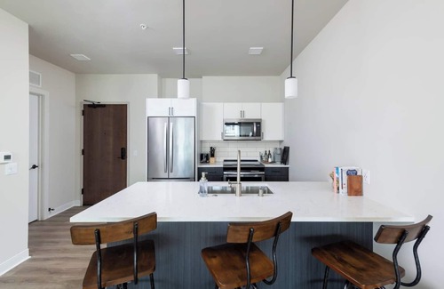Lower East Side Apartment | East Side Luxury 1BR Apt - Near Brady St with Balcony and Lounge