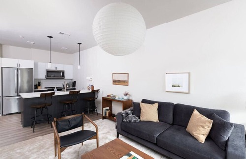 Lower East Side Apartment | East Side Luxury 1BR Apt - Near Brady St with Balcony and Lounge