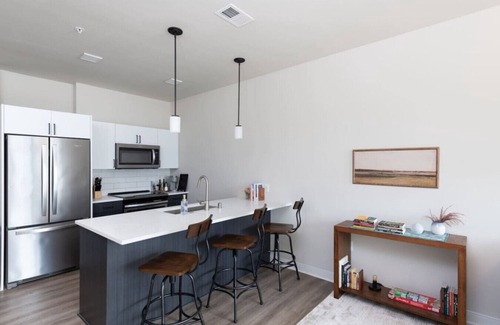 Lower East Side Apartment | East Side Luxury 1BR Apt - Near Brady St with Balcony and Lounge