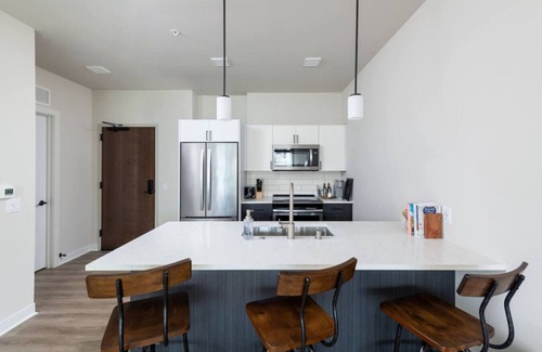 Lower East Side Apartment | East Side Luxury 1BR Apt - Near Brady St with Balcony and Lounge