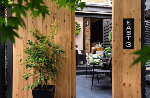 Daylesford Apartment | East St 3 is one of three contemporary apartments set within beautiful gardens