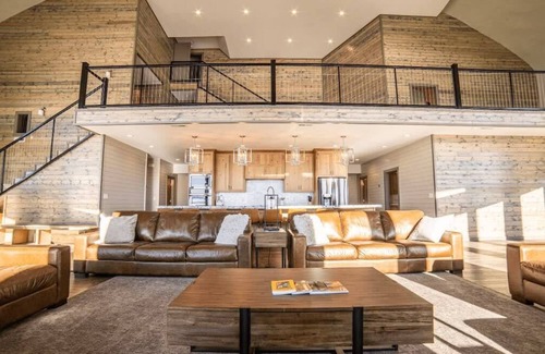 Ashton Cabin | East Ultimate Retreat- 1 hr to Yellowstone- Hot tub+Theater+Pool Table+Air Hocke