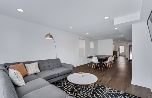 Noble Square House | East Village Hideaway Sleeps 16 w/Parking!