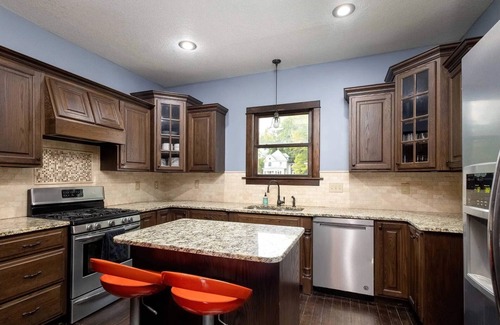 Davenport House | East Village Victorian Gem with River Views; walk to dining & shopping