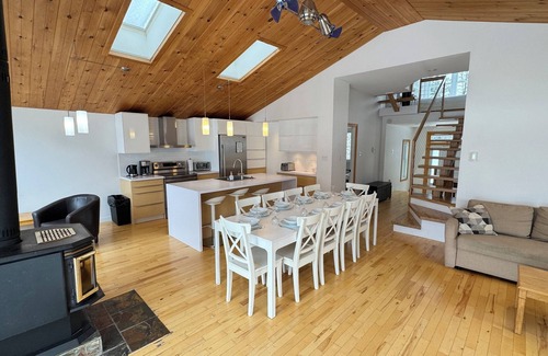 Eastman Cottage | Eastern Townships waterfront with salt-in-ground spa, sauna, pool table and wifi