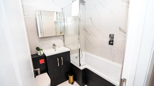 Slough House | Easy 2 Manage Brand New 4 BRH, 3Bath Home Slough for 8 Guests Free Parking