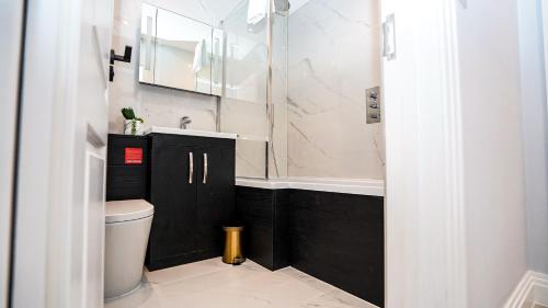 Slough House | Easy 2 Manage Brand New 4 BRH, 3Bath Home Slough for 8 Guests Free Parking