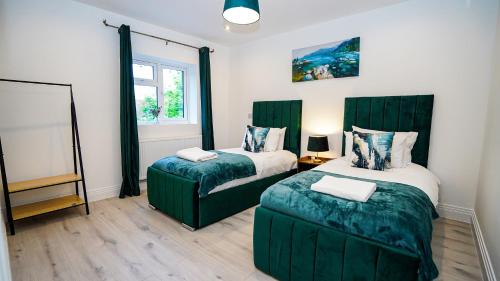 Slough House | Easy 2 Manage Brand New 4 BRH, 3Bath Home Slough for 8 Guests Free Parking
