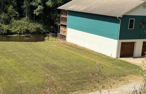 Cullowhee House | Easy access 3 bd 3 ba riverside retreat just 5 mins from WCU campus! Ping pong!