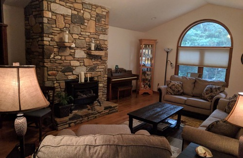Flat Rock House | Easy access to Asheville, Greenville and the Green River!