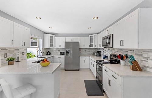 Lauderdale Beach House | ~Easy Breezy~ Walk to Beach, Dining & Shops! Relaxing Patio w/Hot Tub & Hammock