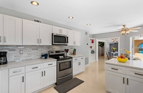 Lauderdale Beach House | ~Easy Breezy~ Walk to Beach, Dining & Shops! Relaxing Patio w/Hot Tub & Hammock