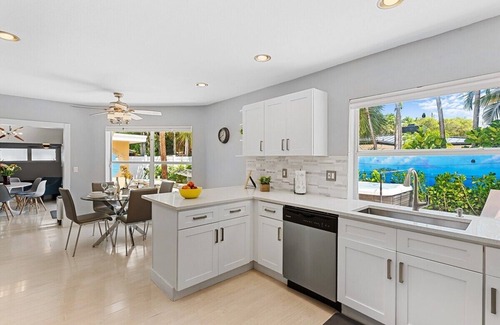 Lauderdale Beach House | ~Easy Breezy~ Walk to Beach, Dining & Shops! Relaxing Patio w/Hot Tub & Hammock