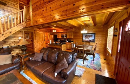 White Oak Lodge Cabin | Easy Drive Resort Cabin w/Hot Tub, Mtn View, and Resort Pool Near National Park