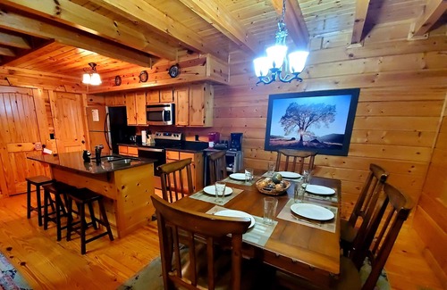 White Oak Lodge Cabin | Easy Drive Resort Cabin w/Hot Tub, Mtn View, and Resort Pool Near National Park