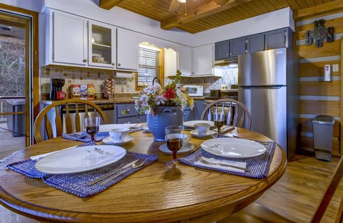 Townsend Cabin | Easy Drive to Log Cabin! Only 7 mins from National Park + Jacuzzi