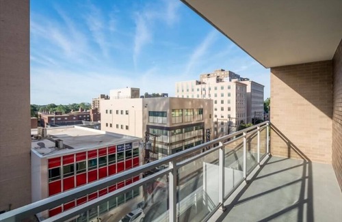 Woodmont Triangle Apartment | Easy Travel to DC | Full Kitchen, Pool & Spa | Downtown Bethesda