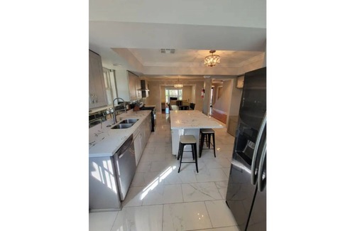 Little Woods House | Easy Uber to ALL Major Parades! Large Group!