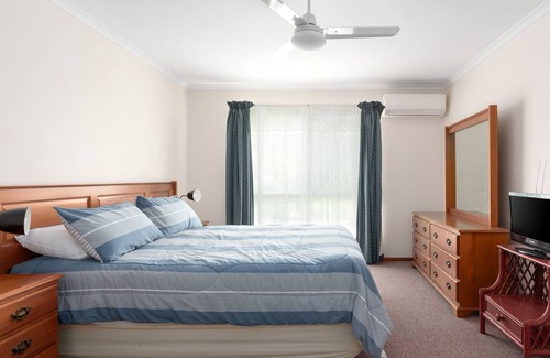 Tin Can Bay House | Easy walk to the foreshore and central to all that Tin Can Bay has to offer!