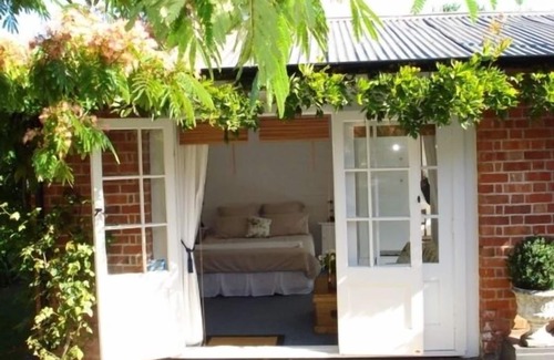 Havelock North Cottage | Easy walking to Havelock North's charming village