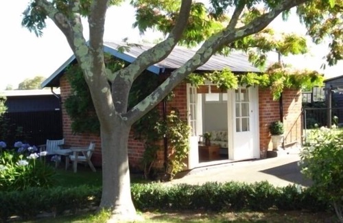 Havelock North Cottage | Easy walking to Havelock North's charming village