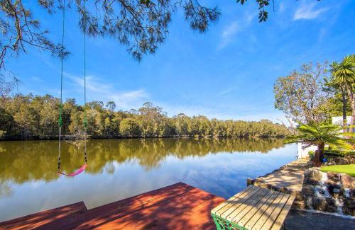 Wyong House | Easygoing Poolside Relaxation on Wyong River
