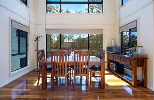 Wyong House | Easygoing Poolside Relaxation on Wyong River