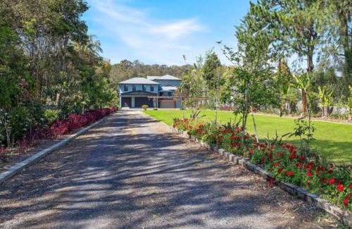 Wyong House | Easygoing Poolside Relaxation on Wyong River