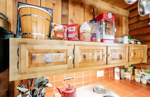 Pine Mountain Club Cabin | Eat Bacon & Ice Cream in a Log Cabin! PMC Guest Cards/Pool Included!